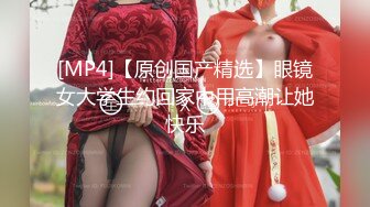 人间水蜜桃鸭 今天和姐妹一起共享一个小哥哥 趴在床上等着哥哥挑选