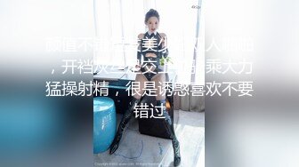 颜值不错短发美少妇双人啪啪，开裆灰丝足交上位骑乘大力猛操射精，很是诱惑喜欢不要错过