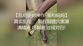 调教反差小骚货让我用脚玩弄她，结果被操疼了，乖乖跪在床上翘起小屁屁迎接大肉棒进入，小白袜超级反差